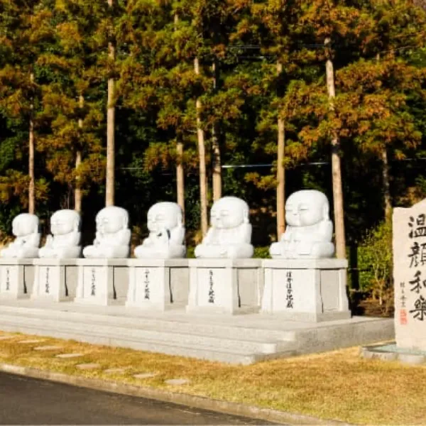 六地蔵菩薩像(山門左手)